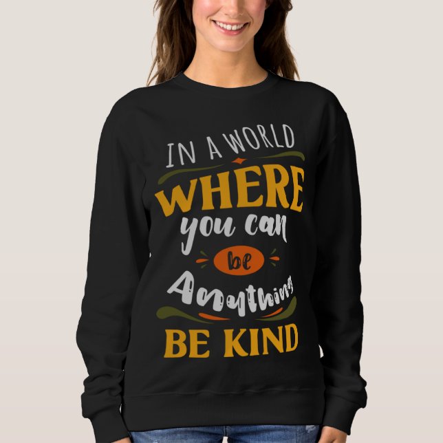 Inspirational In a World Where You Can be Anything T Shirt (Framsida)