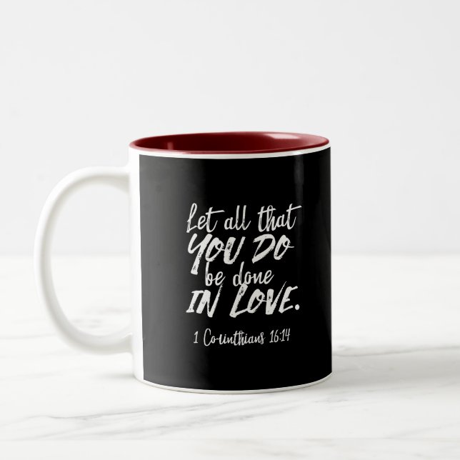 Inspirational Kärlek Scripture - 1 Corinthians 16: Två-Tonad Mugg (Vänster)