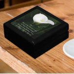 Inspirational Serenity Prayer White Calla Lily Minnesask<br><div class="desc">Förvara kryddartiklar,  smycken och andra små keepsaker i den här presentlådan av trä med keramiskt plattor som innehåller fotobilden av en elegant,  vit Calla Lily-blomma och grönt-blad åtföljd av Serenity Prayers inspirerande ord. Markera din presentlåda storlek och trä färg. Gör en tänkbar gåva till familj och vänner!</div>
