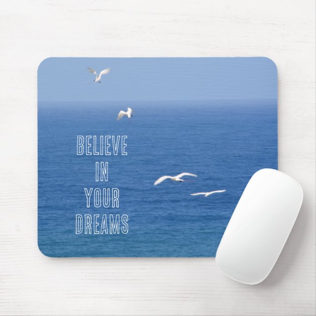 Inspirationella Kauai-fåglar som flyger över havet Musmatta (Med mus)