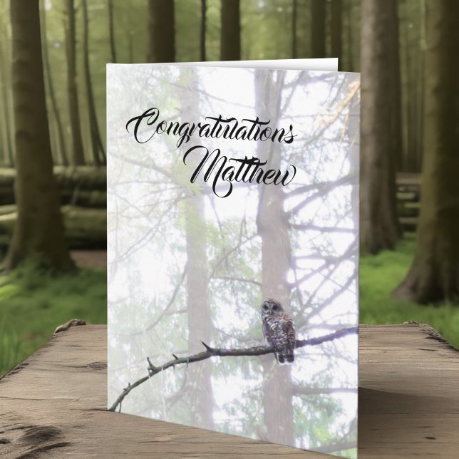 inspirationskampanjen Studenten Wise Uggla Kort (Barred owl in misty forest personalized graduation card of congratulations, wise woodland wildlife)