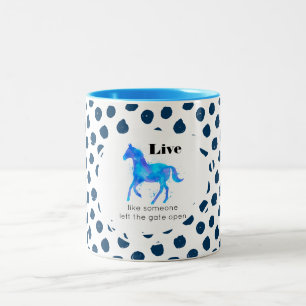 Inspirationsoffert med en häst som går fri Två-Tonad mugg