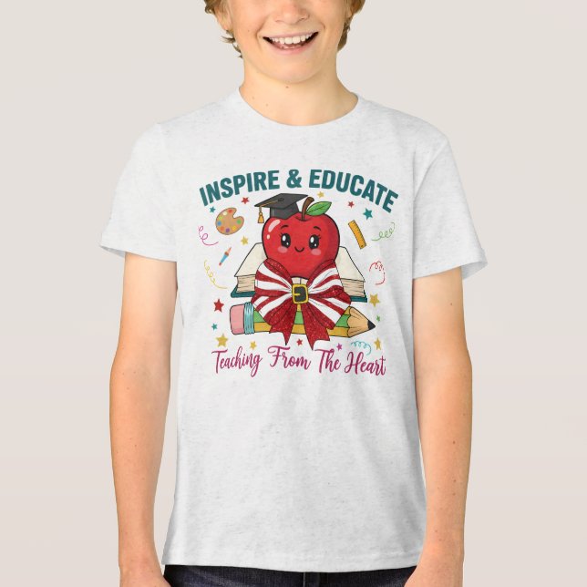 "Inspire & Educate Teacher T-Shirt – Cute Apple (Framsida)