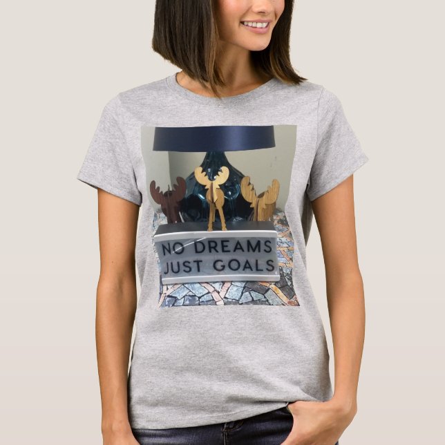 Inspired Reindeer Dreams: A Motivational Helgdag T Shirt (Framsida)