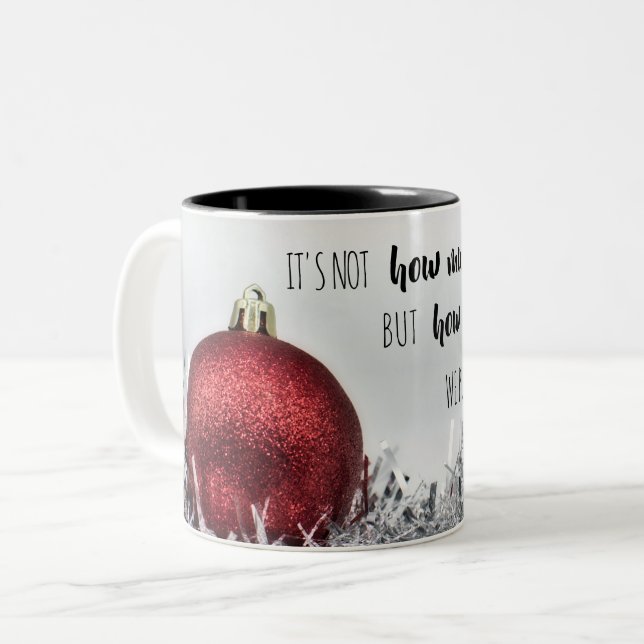 Inspirerande citat med röd glitter julgranskula Två-Tonad mugg (Framsida vänster)