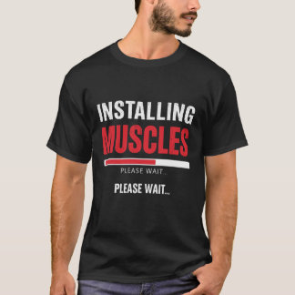 Installerar Muskler Vänligen Vänta – Rolig Gymträn T Shirt