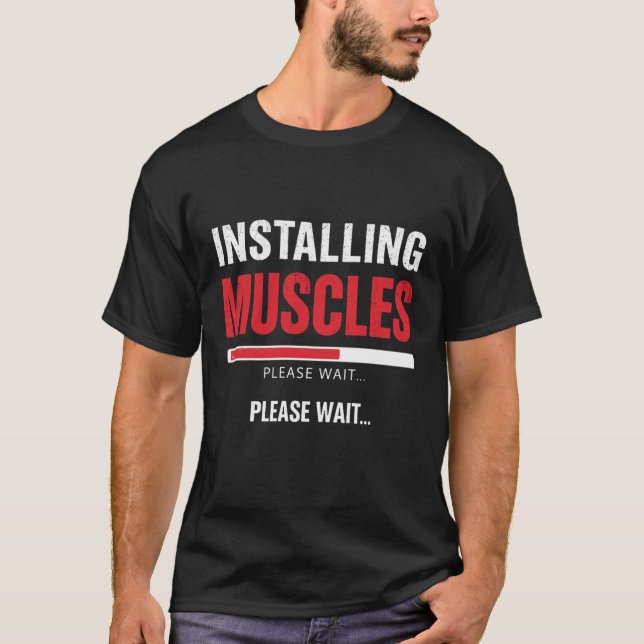Installing Muscles Please Wait – Funny Gym Workout T Shirt (Framsida)