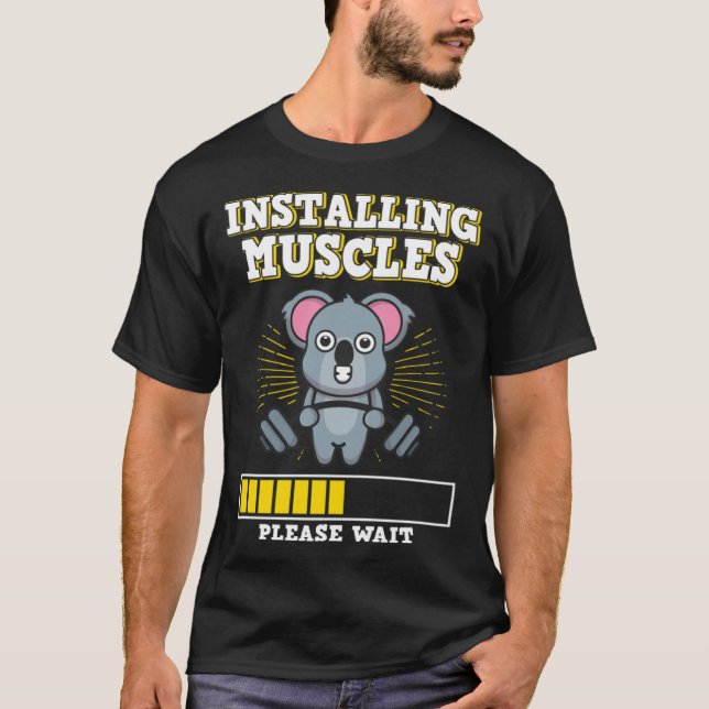 Installing Muscles Please Wait Strength Muscles We T Shirt (Framsida)