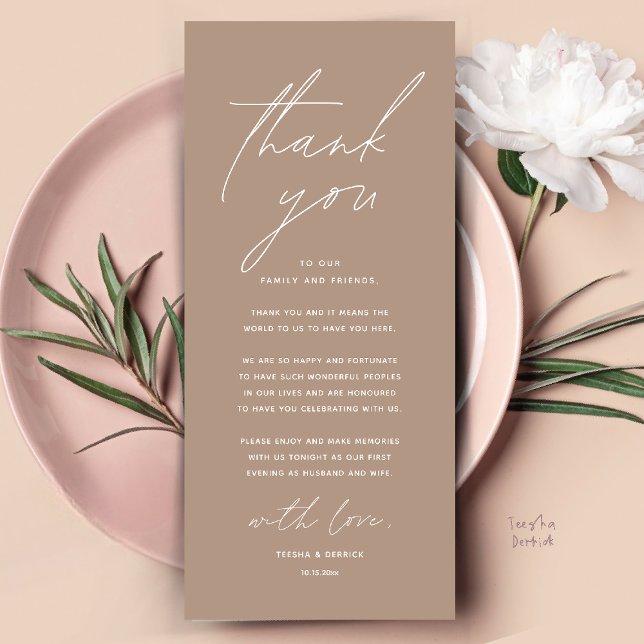 Inställning av tackkort för dagens Bröllop Ställe Program (Modern Wedding Dinner Place Setting Thank You Card Reception Brunch Lunch in Warm Chic Taupe Brown)