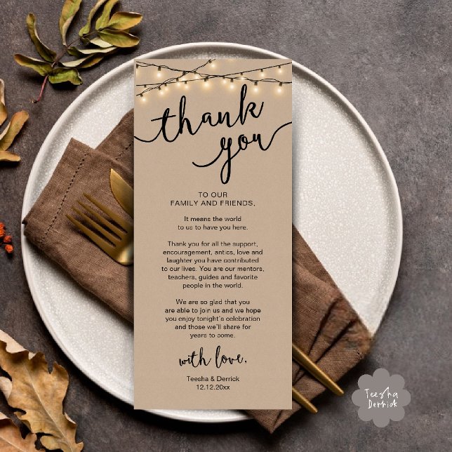 Inställningsmiddagen för Ställe i Rustic Bröllop t Program (Rustic Wedding Place Setting Rehearsal Dinner Thank you Card in brown kraft string lights theme)
