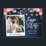 Instant Kamera Blå Trä Rosa Blommig Spara Datumet Vykort<br><div class="desc">Modern Borstskrift,  Instant Kamera Stil,  Par Foto Spara Datumet Foto Förlovnings Annonsering Postkort - Rustik Landlig Blå Trä,  Strängljus. Inkluderar Akvarell Rosa Röda Rosor och Botanisk Grönska.</div>