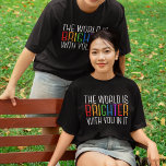 Instruktionell offertbekräftelse med hög positiv e t shirt<br><div class="desc">Världen är ljusare med dig i den. Var en positiv kraft på planeten med detta lyckliga motiveringscitat för en vän med depression. Fin LGBTQ gay pride-inkluderande t-shirt.  detta motiverande citat som uppmuntrar och hiss med sina bekräftelser. Perfekt till psykolog med nedsatt psykisk hälsa eller till någon som har självmordstankar.</div>
