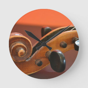 Instrumenterar den klassiska stringed musikalen rund klocka