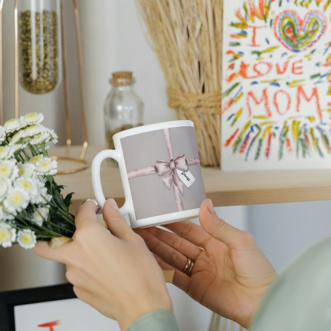 Insvälld i en rosa båge kaffemugg (Skapare uppladdad)