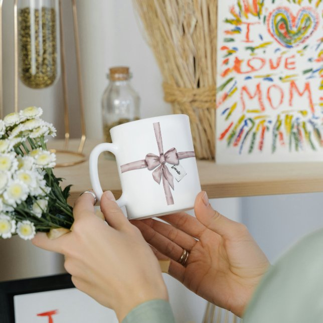 Insvälld i en rosa båge kaffemugg (Skapare uppladdad)