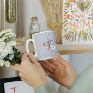 Insvälld i en rosa båge kaffemugg