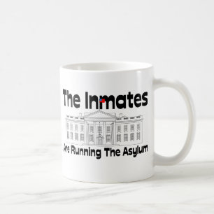 Intagenen är rinnande asylen kaffemugg