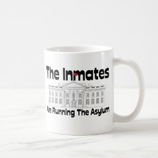 Intagenen är rinnande asylen kaffemugg
