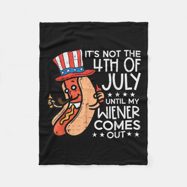 Inte 4 juli förrän min Wiener Kom Out Funny Hotdog Fleecefilt (Framsidan)