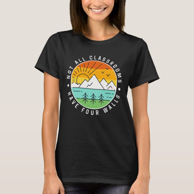 Inte alla klassrum har fyra vägspärrar t shirt (Framsida)