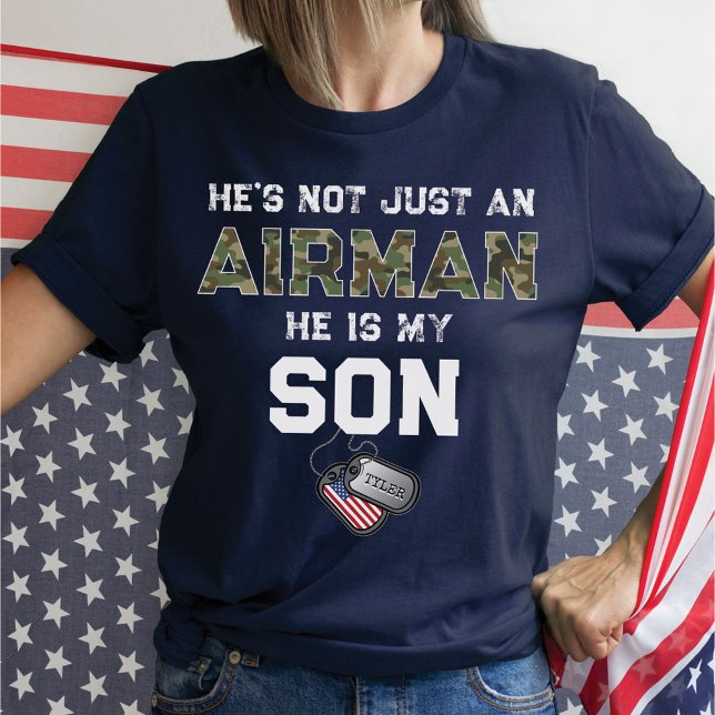 Inte bara en flygman han är min son militära Hundb T Shirt (Not just an Airman He She is my son daughter name Air Force bmt graduation US flag womens navy shirt)