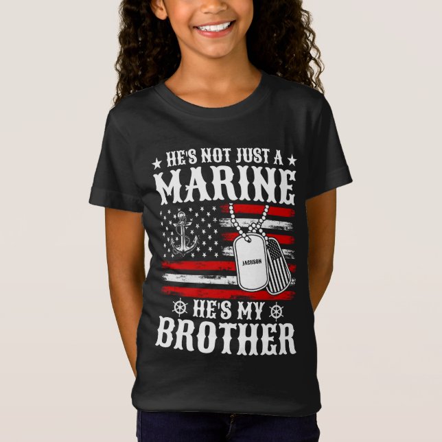 Inte bara en marin han är min bror Patriotic Funny T Shirt (Framsida)
