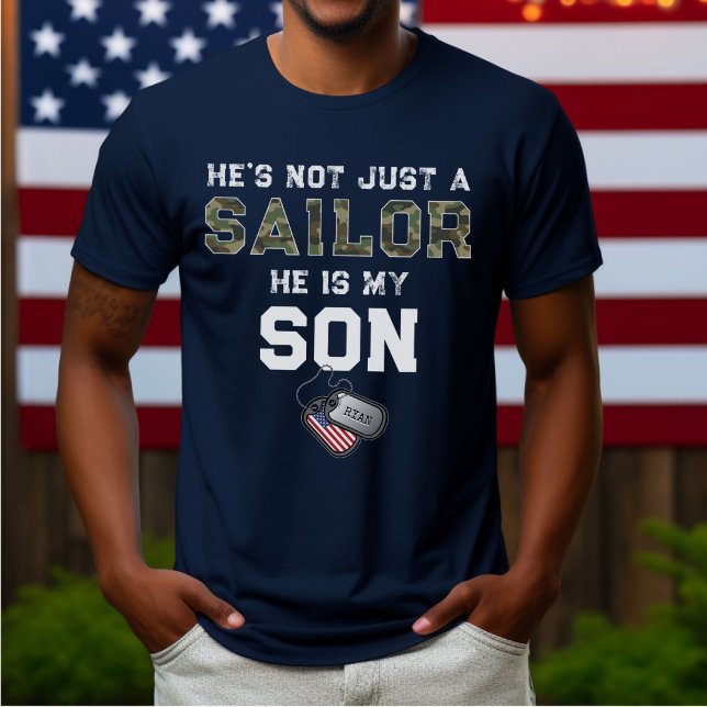Inte bara en sjöman har min militära marinens Märk T Shirt (Proud Navy Dad my son US flag dog tags custom name basic training Sailor graduation party navy shirt)