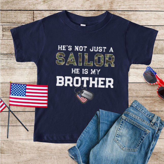 Inte bara en sjöman vid min militära flottas Märkr T Shirt (He's not just a Sailor He is my brother proud US Navy military camo flag dog tags name navy blue tee)