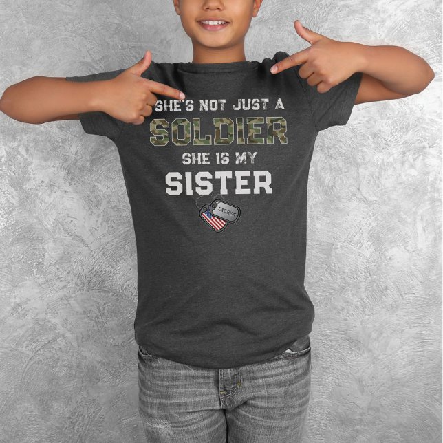 Inte bara en soldat i min militära sisterarméns hu t shirt (She's not just a soldier She is my sister proud US Army camo flag dog tags name gray tshirt for kids)