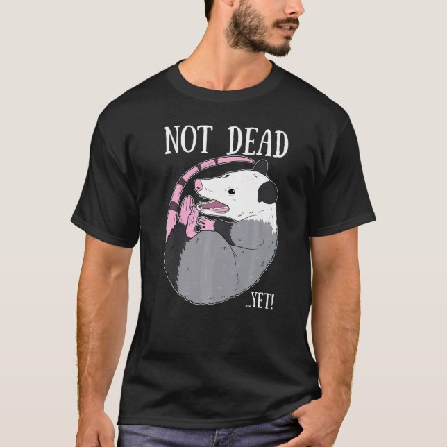 Inte död ännu Memsum Possum Sopor Dead Opossum T Shirt (Framsida)