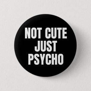 Inte enbart cute Just Psycho Knapp