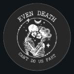 Inte ens döden kan göra oss del Skeleton Bröllop T Runt Klistermärke<br><div class="desc">Inte ens döden kan hjälpa oss med Skeleton Bröllop Tee Kärlek par.</div>
