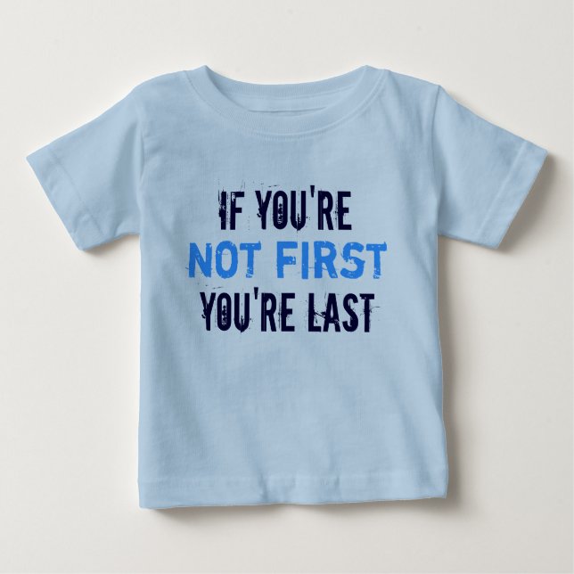 Inte först den sista lustiga baby blue garantin t shirt (Framsida)