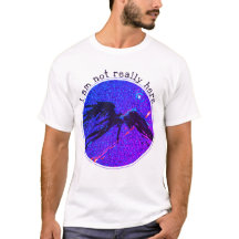 Inte här bevingad figur flygande i rymden T-Shirt