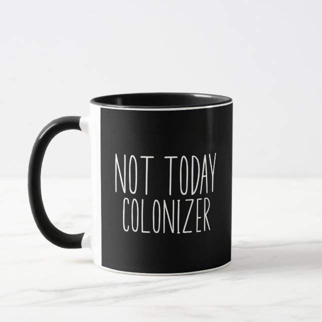 INTE IDAG KOLONISATÖR Rolig Retro  Mugg (Vänster)