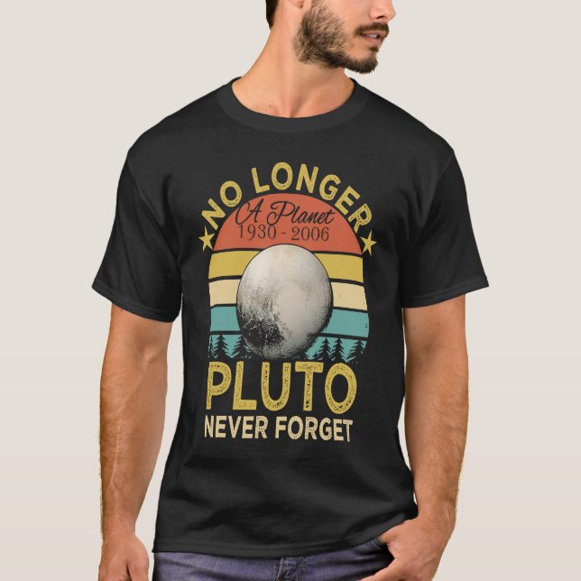 Inte längre en planetspluto glömmer aldrig bort t shirt (Framsida)