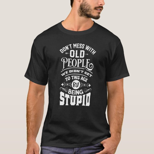  inte med gamla människor är vi inte stumma t shirt (Framsida)