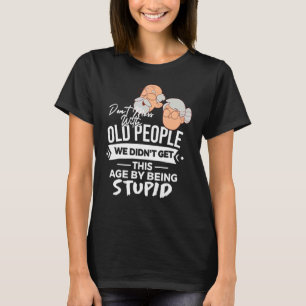 inte med gamla människor som vi inte blir äldre a t shirt