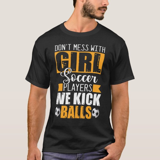  inte med unga fotbollsspelare vi sparkar Bollar T Shirt (Framsida)