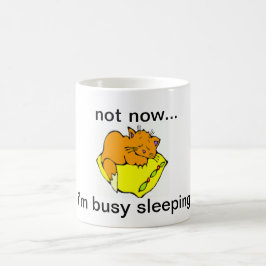 INTE NU... JAG ÄR BUSY SLEEPING KAFFEMUGG