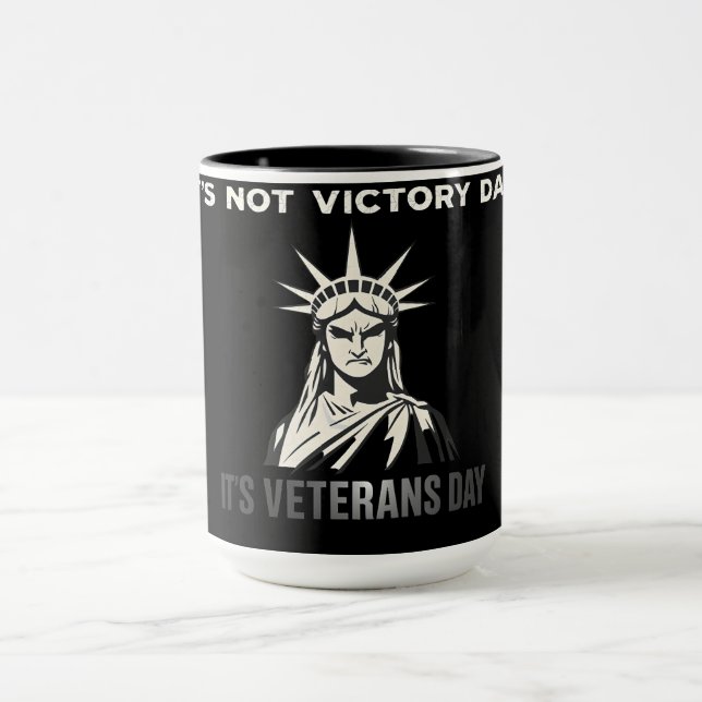 Inte segerdag – design för uttalande om veteranern mugg (Center)