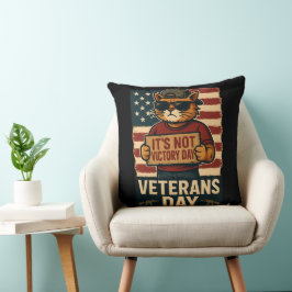 Inte segerdagsdjärv katt – Veterandagen-design Kudde