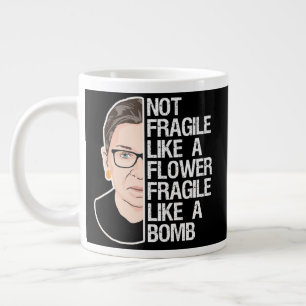 Inte skör som en blomma som en bomb jumbo mugg