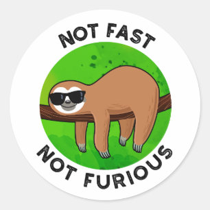 Inte snabb, inte felfri, praktisk film Sloth Pun Runt Klistermärke