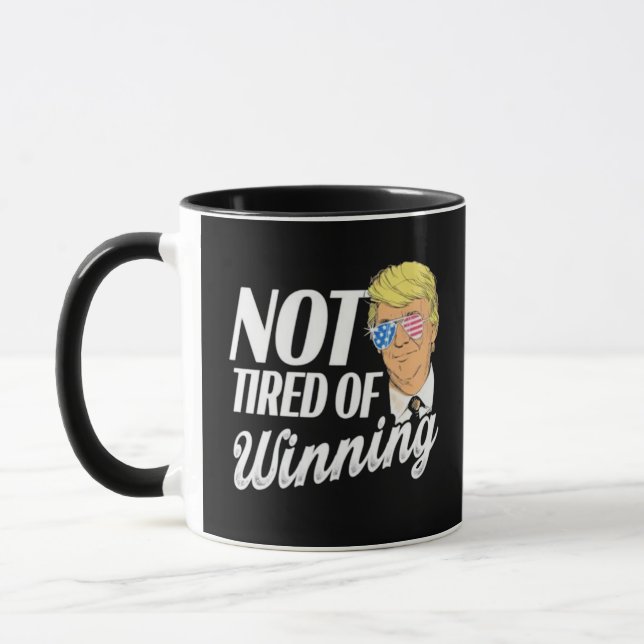 Inte trött på att vinna Trump Maga invigning dag Mugg (Vänster)