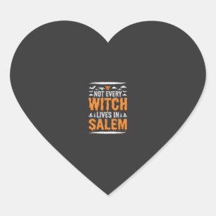 Inte Varje Häxa Bor I Salem Halloween Häxa Des Hjärtformat Klistermärke