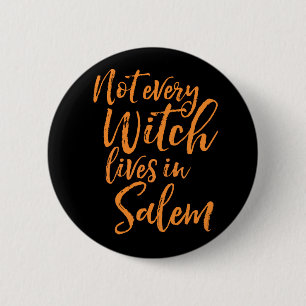 Inte varje häxa lever i Salem Funny Halloween Knapp