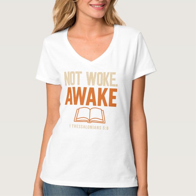 Inte Woke, Aake 1 Thessaloniki 5:6 T Shirt (Framsida)