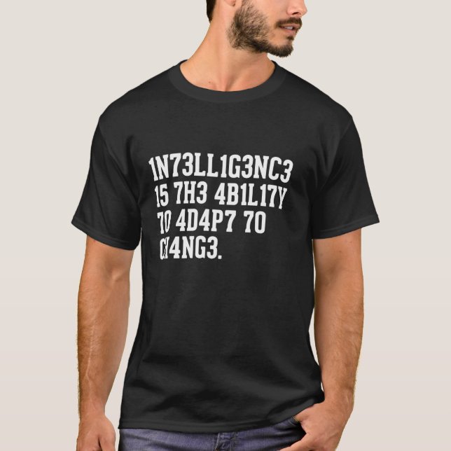 Intelligence är förmågan att anpassa till Roligten T Shirt (Framsida)