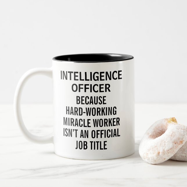 Intelligence Officer Funny Miracle Worker Mug Gift Två-Tonad Mugg (Med munk)